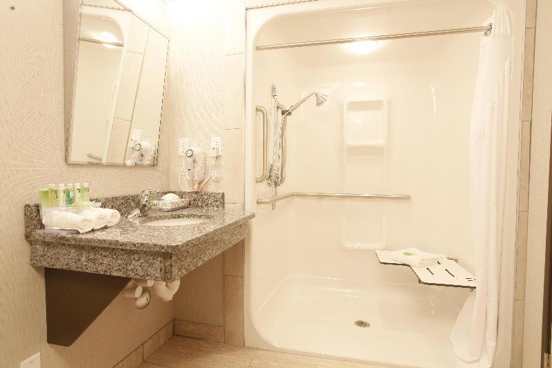 מיטת קינג בסוויטה, Holiday Inn Express Fort St John, An Ihg