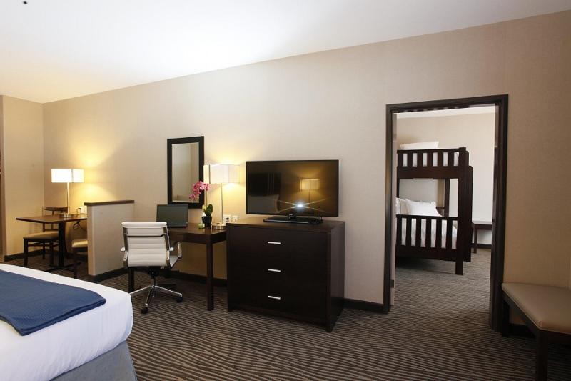 Номер Стандарт Кровать Кинг Адаптированный для Инвалидов, Holiday Inn Express Fort St John, An Ihg