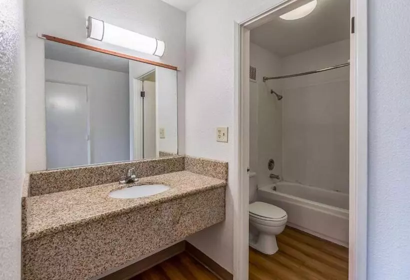 キングサイズベッドのスタンダードルーム, Motel 6 Beaverton, Or