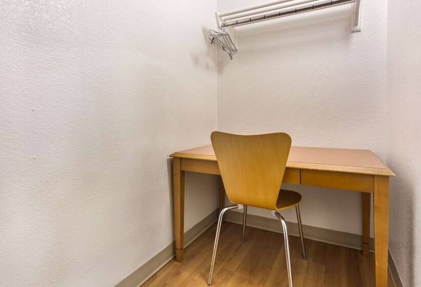 غرفه قياسيه سريرين مزدوجين, Motel 6meridian, Ms