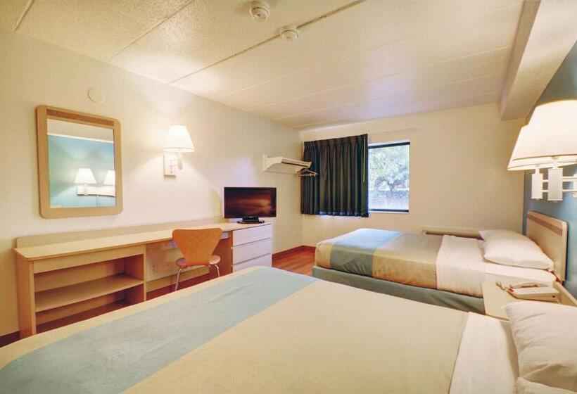 带2个双人床的标准工作室, Motel 6newport, Ri