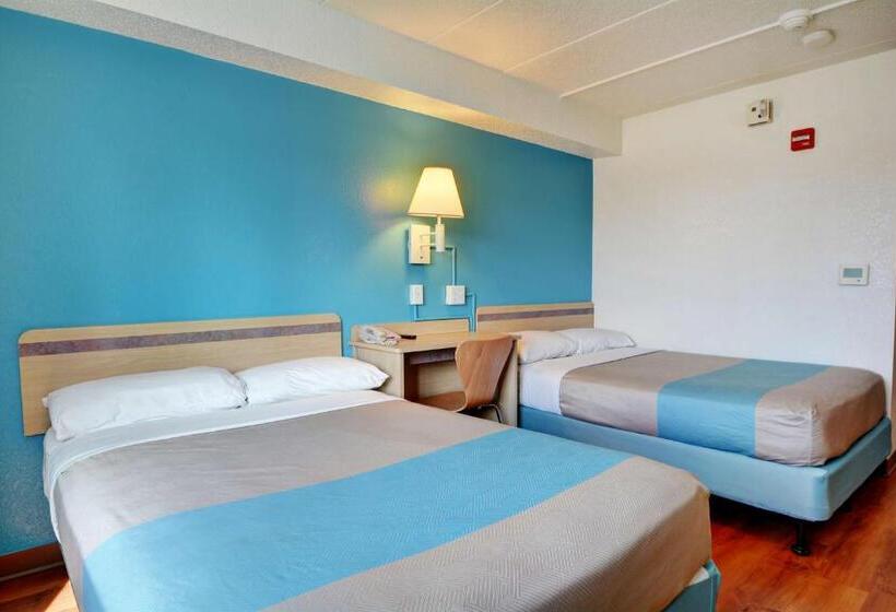 带2个双人床的标准工作室, Motel 6newport, Ri