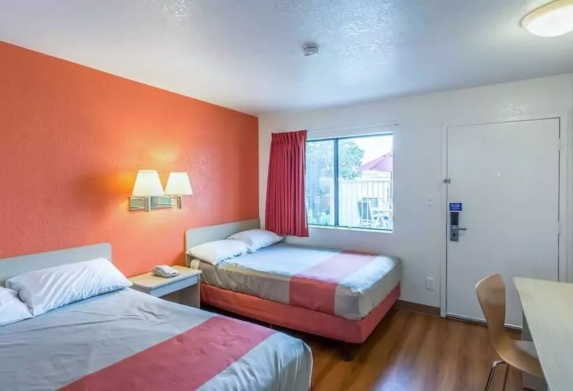 ２ダブルベッドのスタンダードルーム, Motel 6 Redding, Ca  North