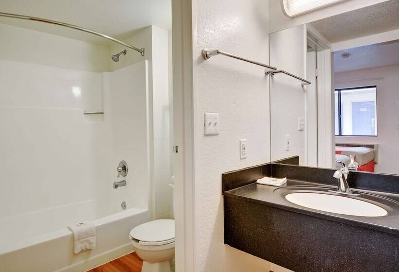 غرفه قياسيه سريرين مزدوجين, Motel 6southington, Ct  Hartford