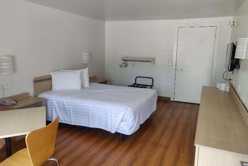 스탠다드 룸 킹사이즈 침대, Travelodge By Wyndham Fayetteville