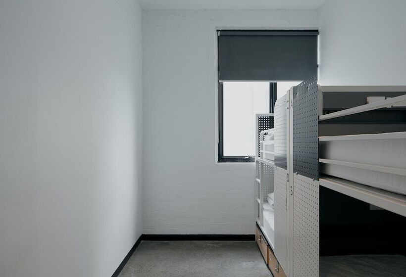 سرير فى غرفة مشتركه, The Village Melbourne