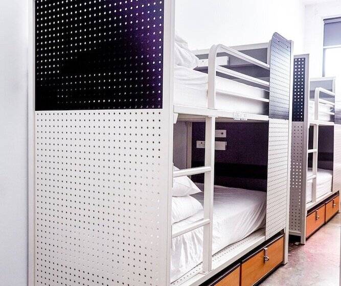 سرير فى غرفة مشتركه, The Village Melbourne