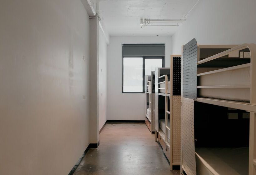 سرير فى غرفة مشتركه, The Village Melbourne