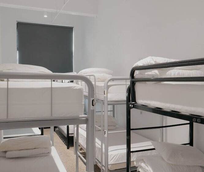 سرير فى غرفة مشتركه, The Village Melbourne