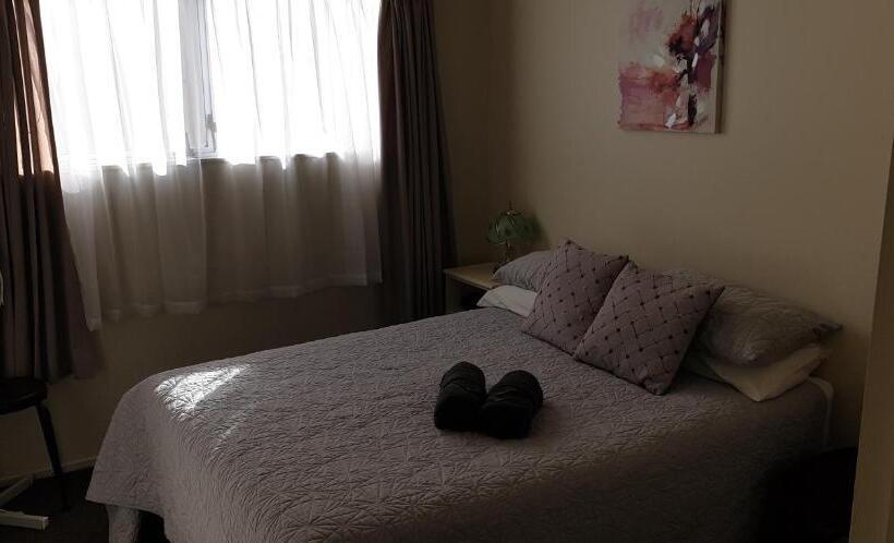 דירת שני חדרים, Camellia Court Family Motel