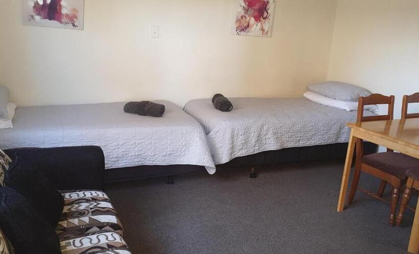 דירת שני חדרים, Camellia Court Family Motel