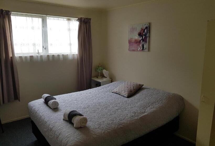 דירת שני חדרים, Camellia Court Family Motel