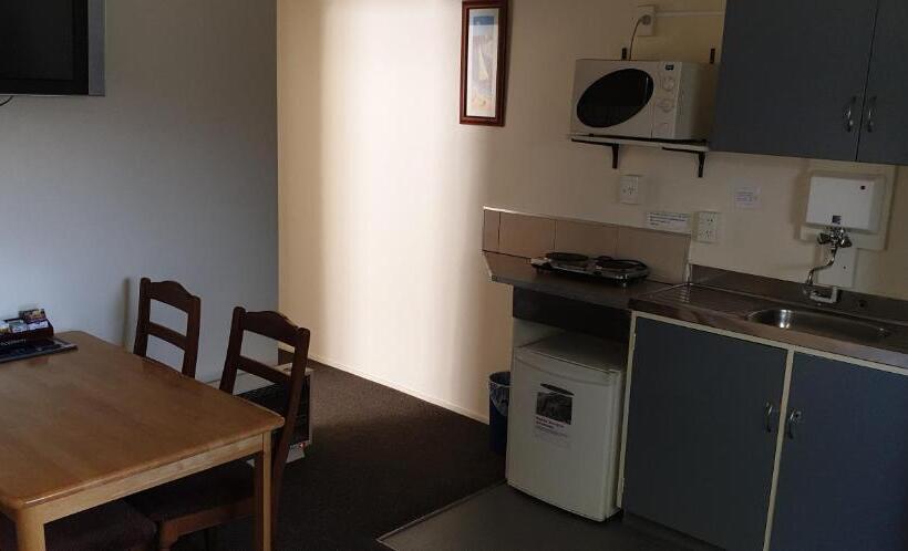 דירת שני חדרים, Camellia Court Family Motel