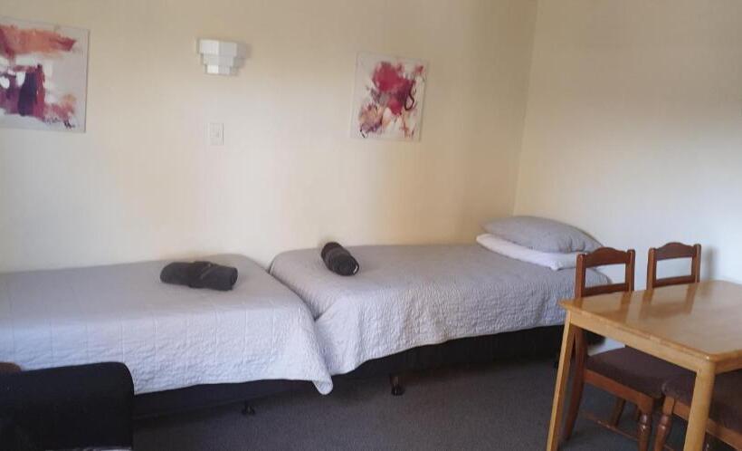 דירת שני חדרים, Camellia Court Family Motel