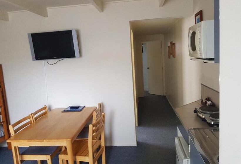 דירת שני חדרים, Camellia Court Family Motel