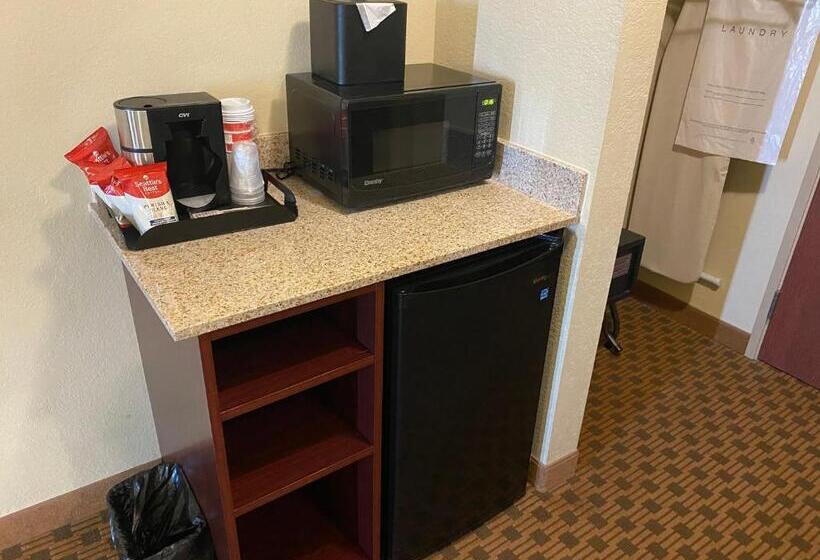 غرفة قياسية سرير كينج, Cobblestone Hotel & Suites   Broken Bow