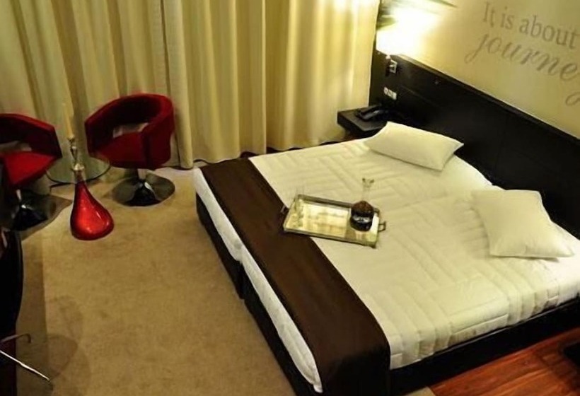 스탠다드 트리플 룸, Gallery Art