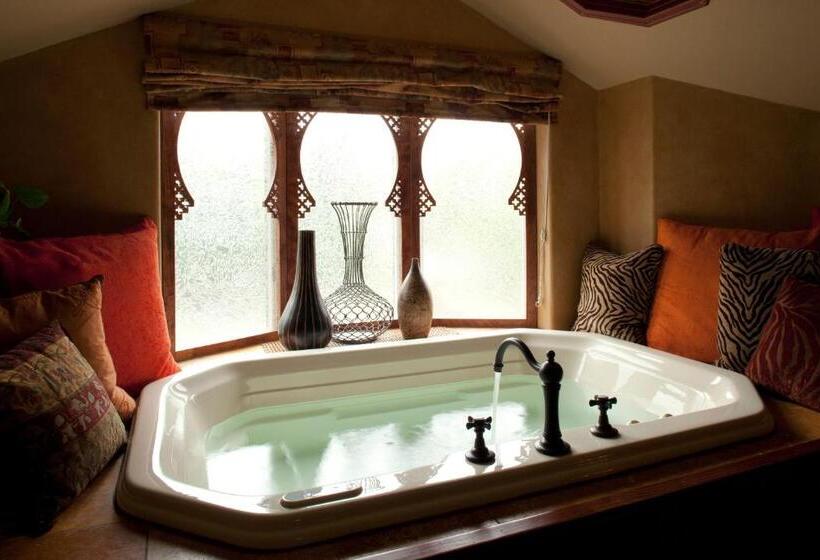 Suite with lake view, Old Rittenhouse Inn