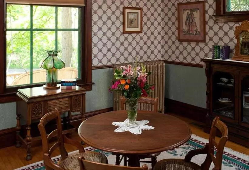 キングサイズベッドのデラックスルーム, Old Rittenhouse Inn