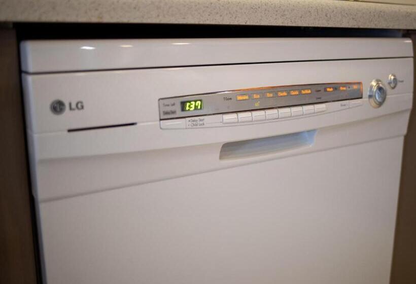 شقة 4 غرف, The Riverstone