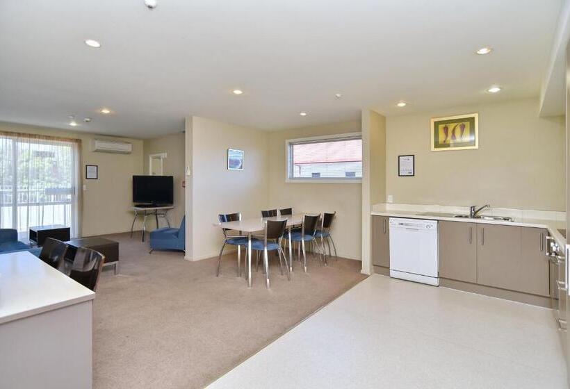 شقة 4 غرف, The Riverstone