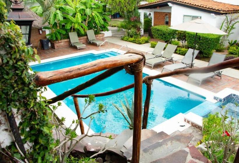 스탠다드 스튜디오, Aventura Pacifico Boutique