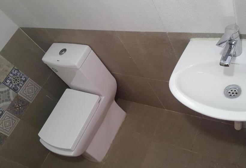 اتاق اکونومی, Reflections Guest House