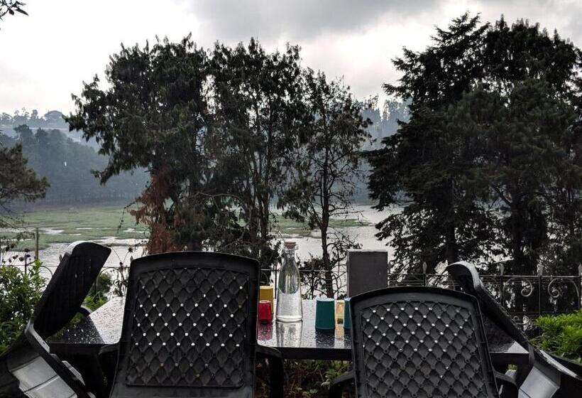 اتاق استاندارد با چشمانداز دریاچه, Reflections Guest House