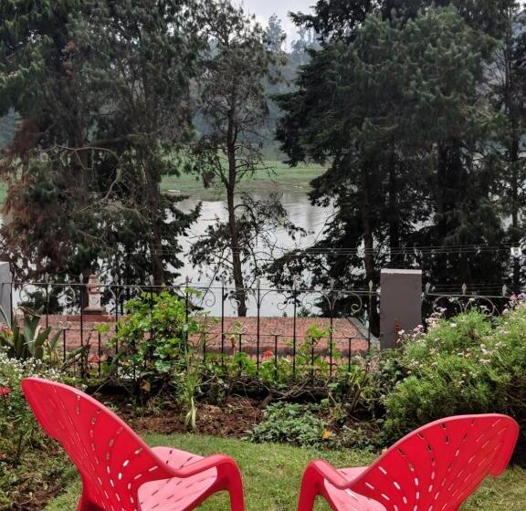 اتاق استاندارد با چشمانداز دریاچه, Reflections Guest House