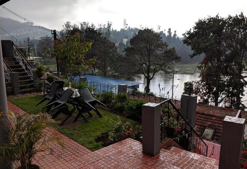 اتاق استاندارد با چشمانداز دریاچه, Reflections Guest House