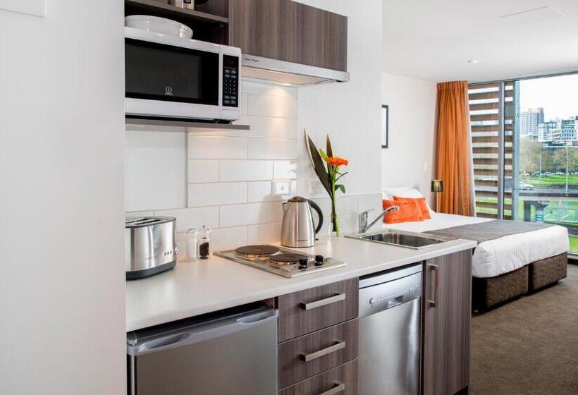 标准工作室, Quest On Beaumont