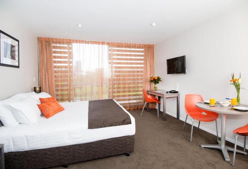 标准工作室, Quest On Beaumont