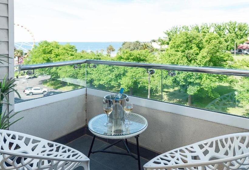 2 Bedroom Apartment with Views, Oaks Vue Suites Geelong