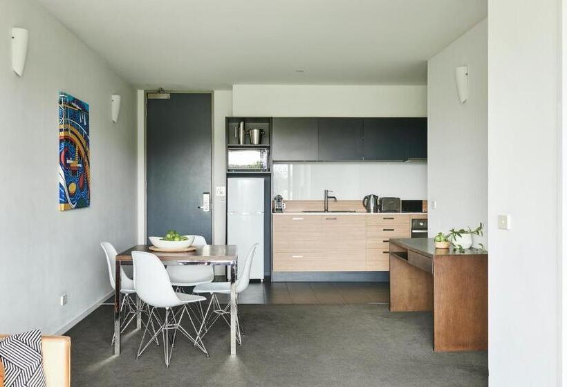 2 Bedroom Apartment with Views, Oaks Vue Suites Geelong
