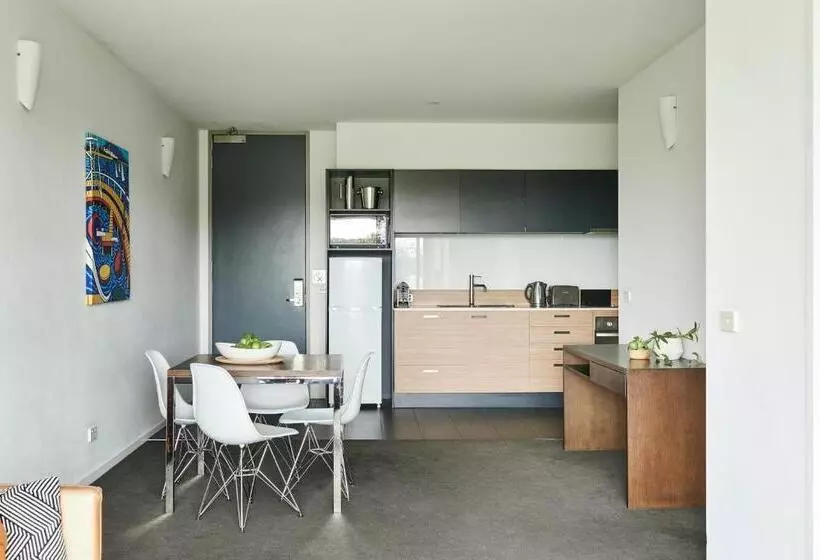 2 Bedroom Apartment with Views, Oaks Vue Suites Geelong