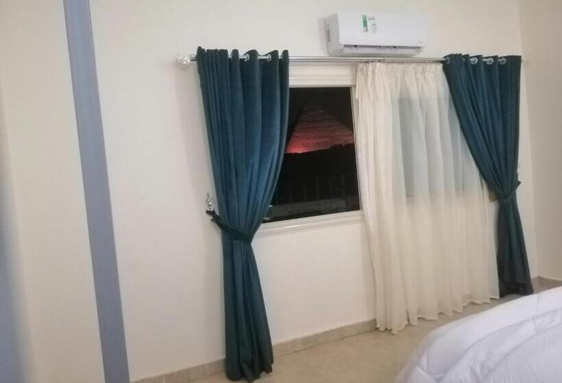 اتاق دلوکس با تخت کینگ و چشم‌انداز, Anubis Kingdom Pyramids View