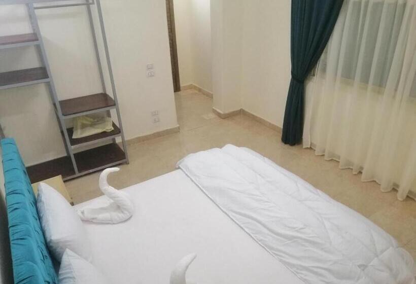 اتاق دلوکس با تخت کینگ و چشم‌انداز, Anubis Kingdom Pyramids View