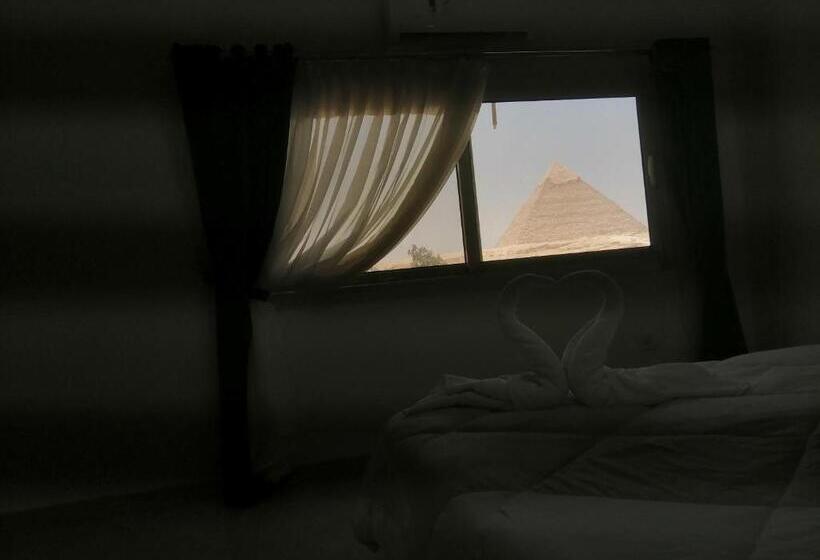 اتاق دلوکس با تخت کینگ و چشم‌انداز, Anubis Kingdom Pyramids View