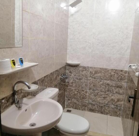 اتاق دلوکس با تخت کینگ و چشم‌انداز, Anubis Kingdom Pyramids View