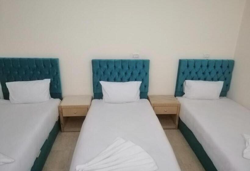 اتاق سه‌نفرۀ استاندارد با سرویس بهداشتی بیرون از اتاق, Anubis Kingdom Pyramids View