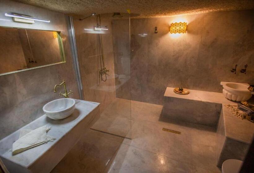 اتاق لوکس خانوادگی, Mak S Cave House