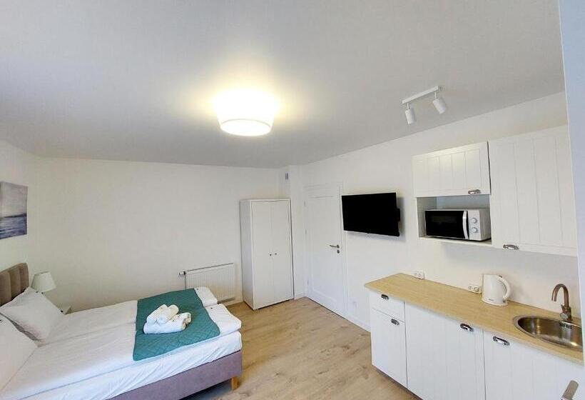 デラックスの4人部屋, Willa Aniela