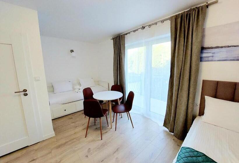 デラックスの4人部屋, Willa Aniela