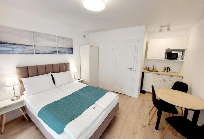 デラックストリプルルーム, Willa Aniela