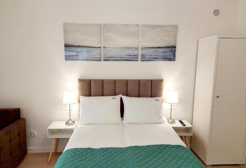 デラックストリプルルーム, Willa Aniela