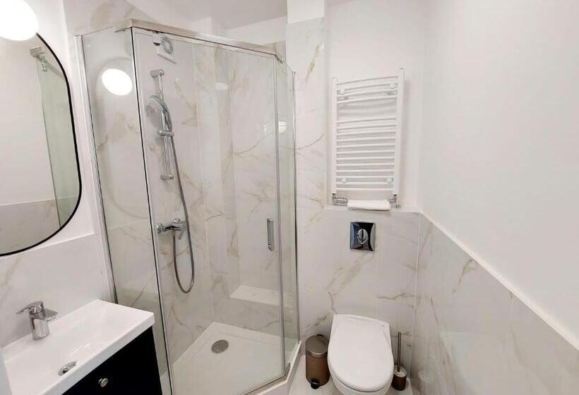 デラックスの4人部屋, Willa Aniela