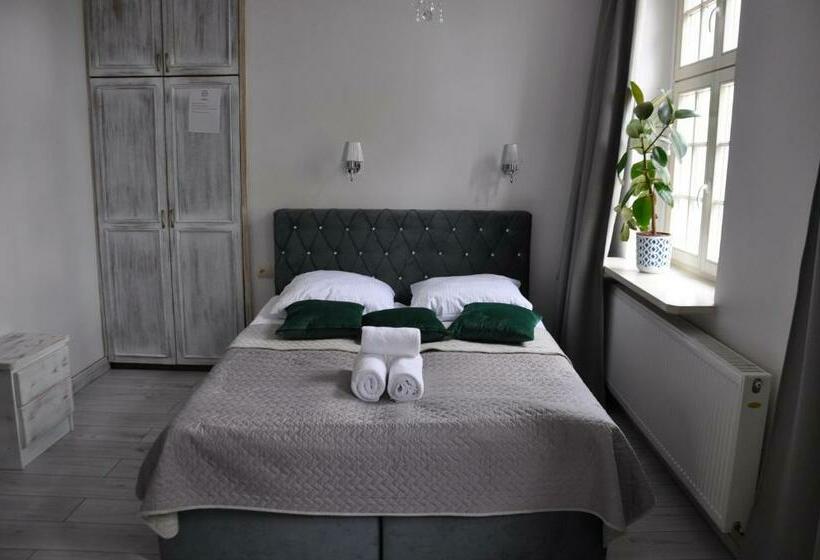 デラックスルーム, Rezydencja Marii Rybieniec