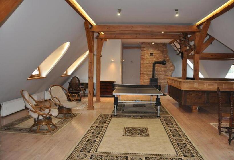 スリーベッドルーム ヴィラ, Rezydencja Marii Rybieniec