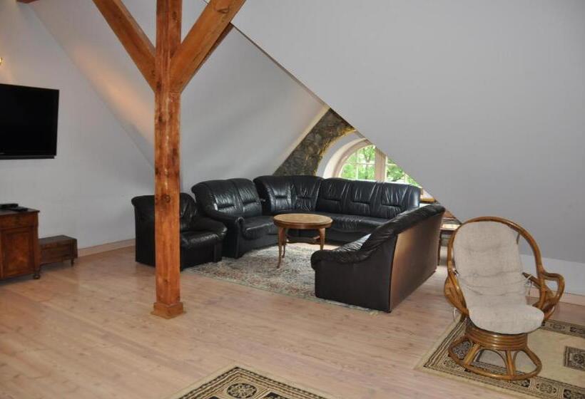 スリーベッドルーム ヴィラ, Rezydencja Marii Rybieniec