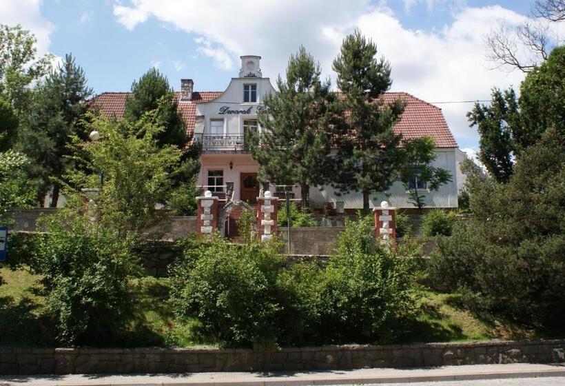 Семейный Номер, Dworek Galosa